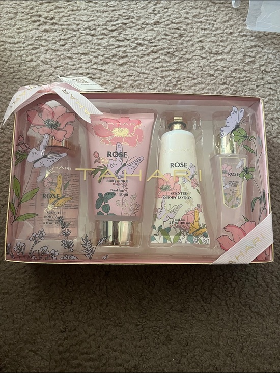 Tahari Other - Tahari Rose Bath & Body Set - Pink Floral